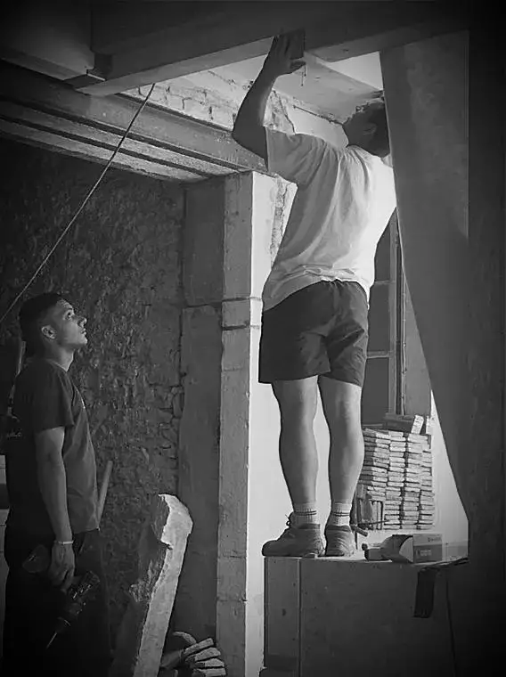Equipe-en-chantier-pour-la-mise-en-place-de-la-structure-en-bois
