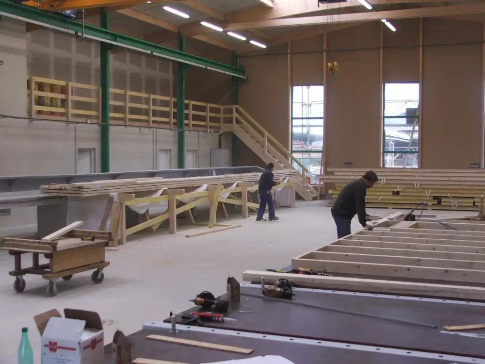 equipe-au-travail-dans-atelier-decoupe-bois-pour-charpente-et-maison
